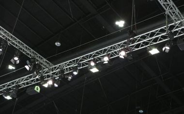 Bir koridor tavanında ışıklandırma