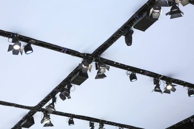 Bir koridor tavanında ışıklandırma