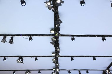 Bir koridor tavanında ışıklandırma