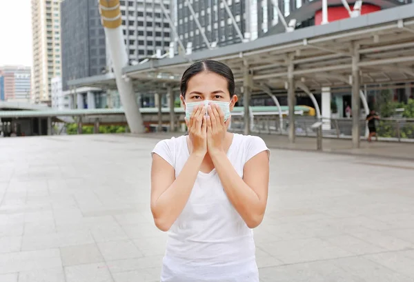 Kirliliği ve grip ayakta genel alanda korumak için koruyucu maske giyen kadın.