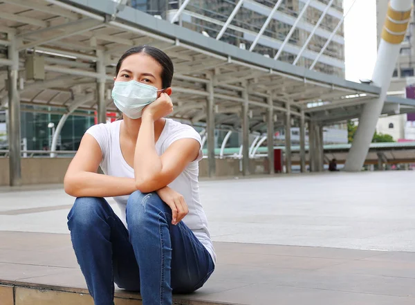 Nő visel védő maszk, szennyezés és az influenza, ülő-on nyilvános terület védelme. — Stock Fotó