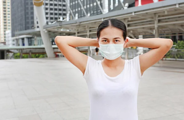 Nő visel védő maszk, szennyezés és az influenza álló nyilvános terület védelme. — Stock Fotó