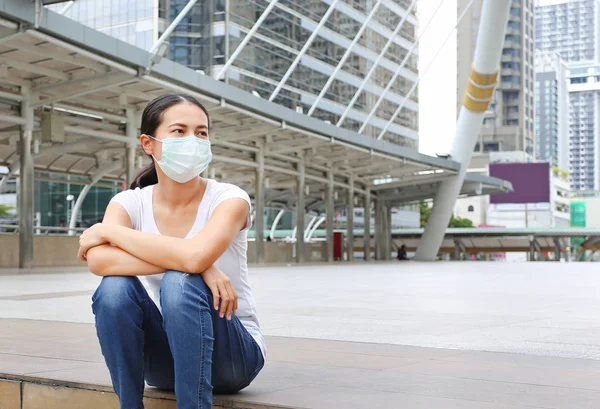 Nő visel védő maszk, szennyezés és az influenza, ülő-on nyilvános terület védelme. — Stock Fotó
