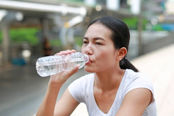 Femme assoiffée d'eau potable dans la zone publique . — Photo