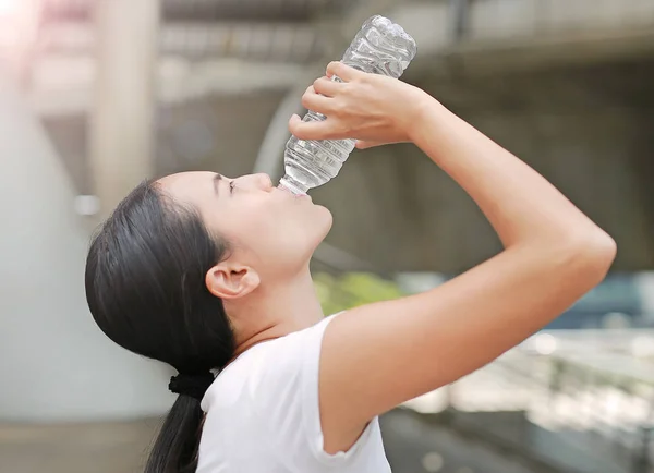 Femme eau potable dans la zone publique . — Photo