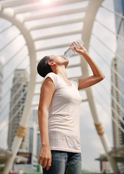 Femme assoiffée d'eau potable dans la zone publique . — Photo