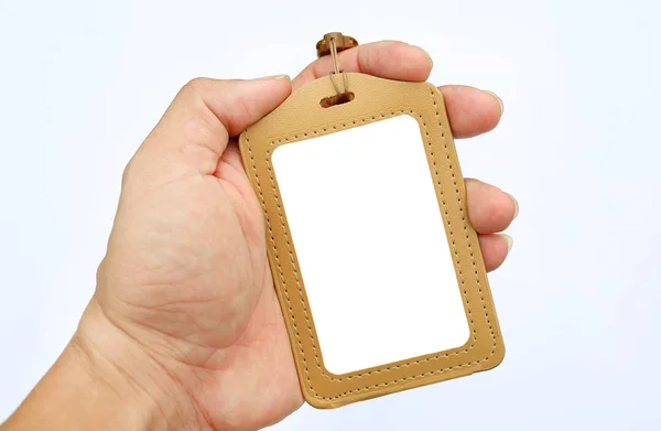 Mână care deține carduri de insignă goale și șantiere pe fundal alb — Fotografie, imagine de stoc