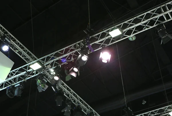 Bir koridor tavanında ışıklandırma