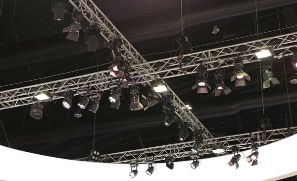 Bir koridor tavanında ışıklandırma