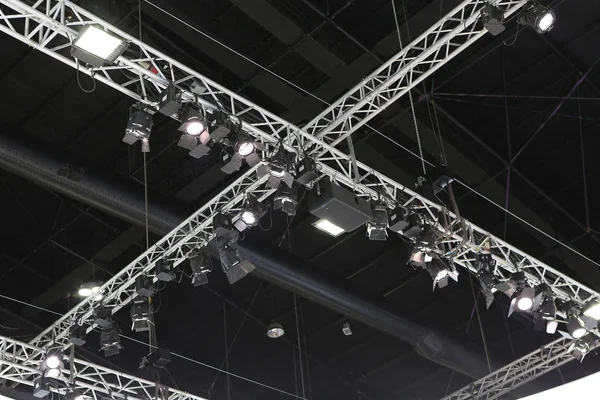 Bir koridor tavanında ışıklandırma