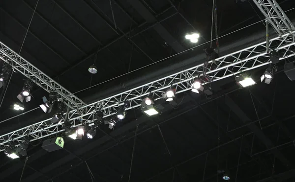 Bir koridor tavanında ışıklandırma