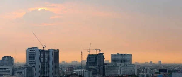 Fondo del atardecer en la noche, ciudad centro con cielo del atardecer . — Foto de Stock