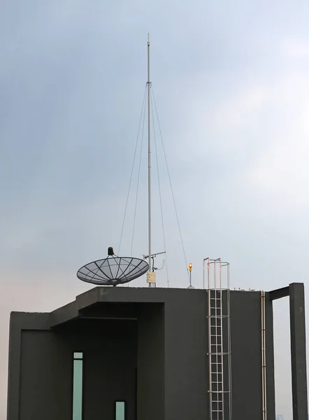 Parabólica una antena en el techo del edificio — Foto de Stock