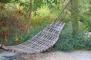 Bir bahçe içinde eski ahşap beşik