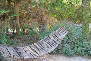 Bahçede eski ahşap beşik