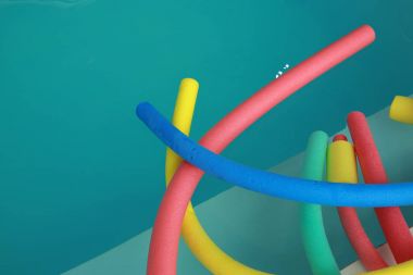 su aerobik donanımları. Yüzme havuzunda aqua renkli erişte
