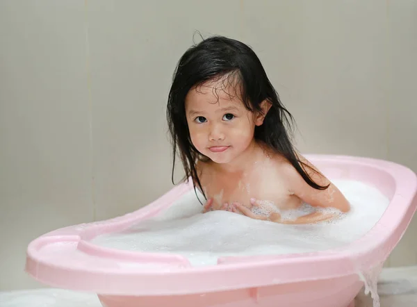 Ασιατικό χαριτωμένο μικρό κορίτσι κολύμβησης — Φωτογραφία Αρχείου