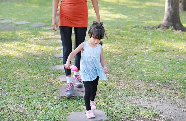 Ibu dan putrinya berjalan di jalur batu di taman di pagi hari — Stok Foto