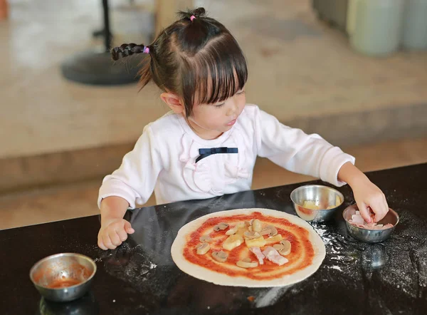 Küçük Asyalı çocuk kız pizza yapma