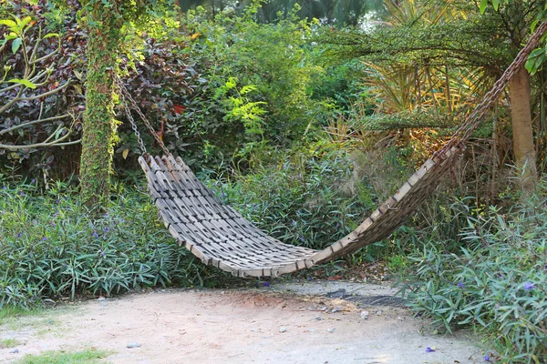 Antigua cuna de madera en el jardín — Foto de Stock