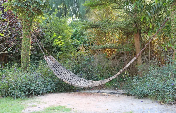 Vieux berceau en bois dans un jardin — Photo