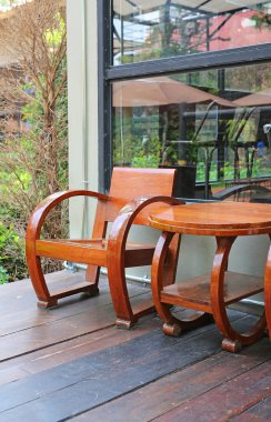 ahşap sandalye bir balkonda ayarla