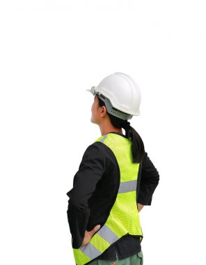 Beyaz arka plan üzerinde izole kadın inşaat işçisi