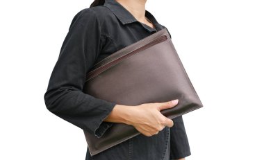 İş kadını beyaz arka plan üzerinde izole bir deri çanta