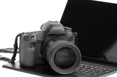 Yakın çekim Dslr kamera objektifi laptop
