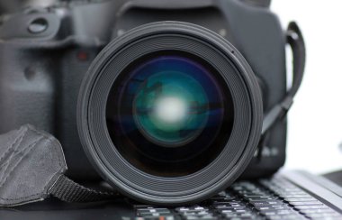 Yakın çekim Dslr kamera objektifi laptop