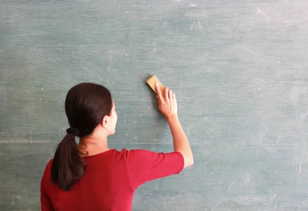 Ásia professor apaga no blackboard com bordo borracha em sala de aula, educação conceito . — Fotografia de Stock