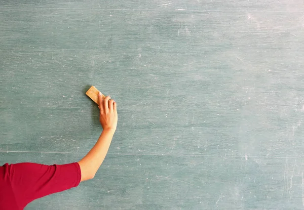 Ásia professor apaga no blackboard com bordo borracha em sala de aula, educação conceito . — Fotografia de Stock