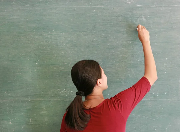 Asiático professor escrever no quadro negro com giz em sala de aula, Educações conceito . — Fotografia de Stock