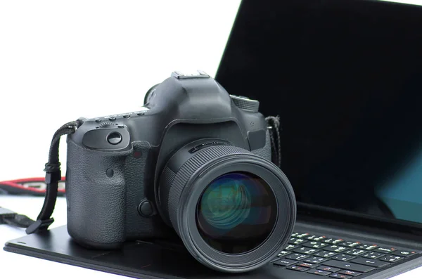 Объектив DSLR камеры крупным планом на ноутбуке — стоковое фото