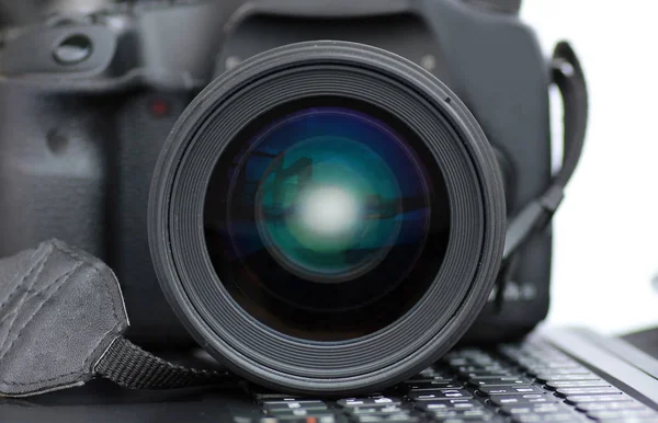 ラップトップ上のクローズ アップ デジタル一眼レフ カメラのレンズ — ストック写真