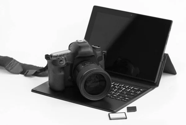 Dslr kamera närbildslins på laptop — Stockfoto