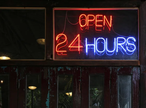 Açık 24 saat neon bir restoran imzalamak