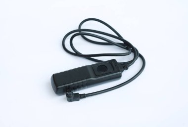 Beyaz arka plan üzerinde dijital fotoğraf makinesi için çekim yayın kablo