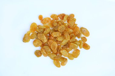 Beyaz zemin üzerine sarı kuru üzüm