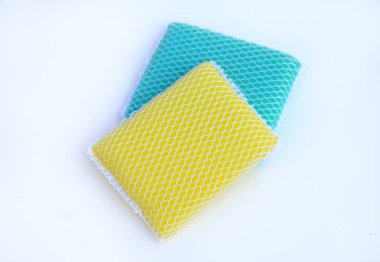 Beyaz arka plan üzerinde yıkama tesisat için çok renkli mutfak süngerler