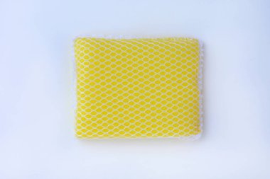 beyaz zemin üzerine bulaşık için sünger