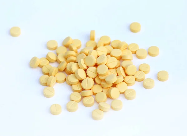 Stapel kleiner Medikamententabletten auf weißem Hintergrund — Stockfoto