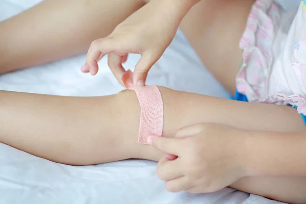 Close Up z kolan dziecka z gipsu (dla rany), Selektywny fokus w bandaż. Opieki zdrowotnej i medycyny pojęcie. — Zdjęcie stockowe