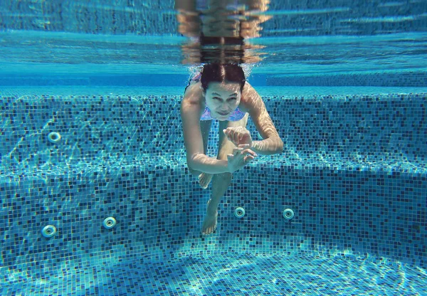 Retrato de mujer submarina en piscina . — Foto de Stock