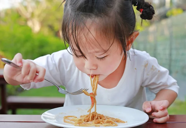 Малышка ест японскую лапшу Якисоба — стоковое фото
