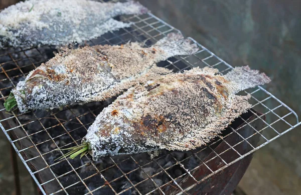 Pesce salato sulla griglia a carbone . — Foto Stock