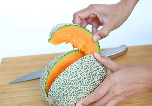 Melone melone affettato e tagliente su tavola di legno — Foto Stock