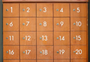 Eski ahşap posta kutuları ile anahtar ve sayı stili.