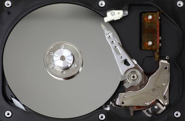 Sabit disk sürücü (Hdd) ile üst kapağı açın