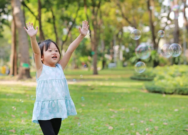 Niedliches kleines Mädchen spielt Blase im Garten. — Stockfoto